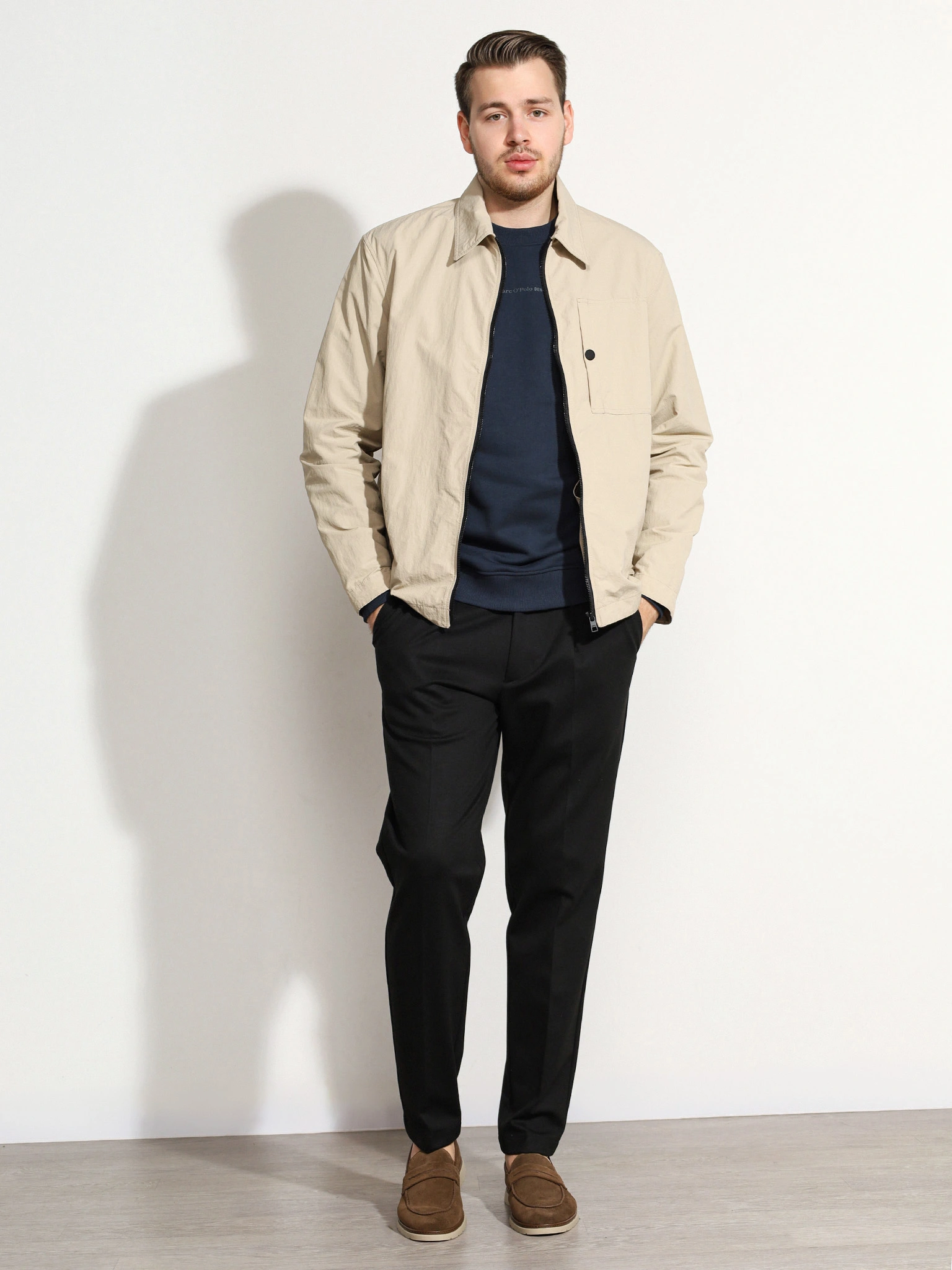 Куртка-ветровка бежевого цвета 